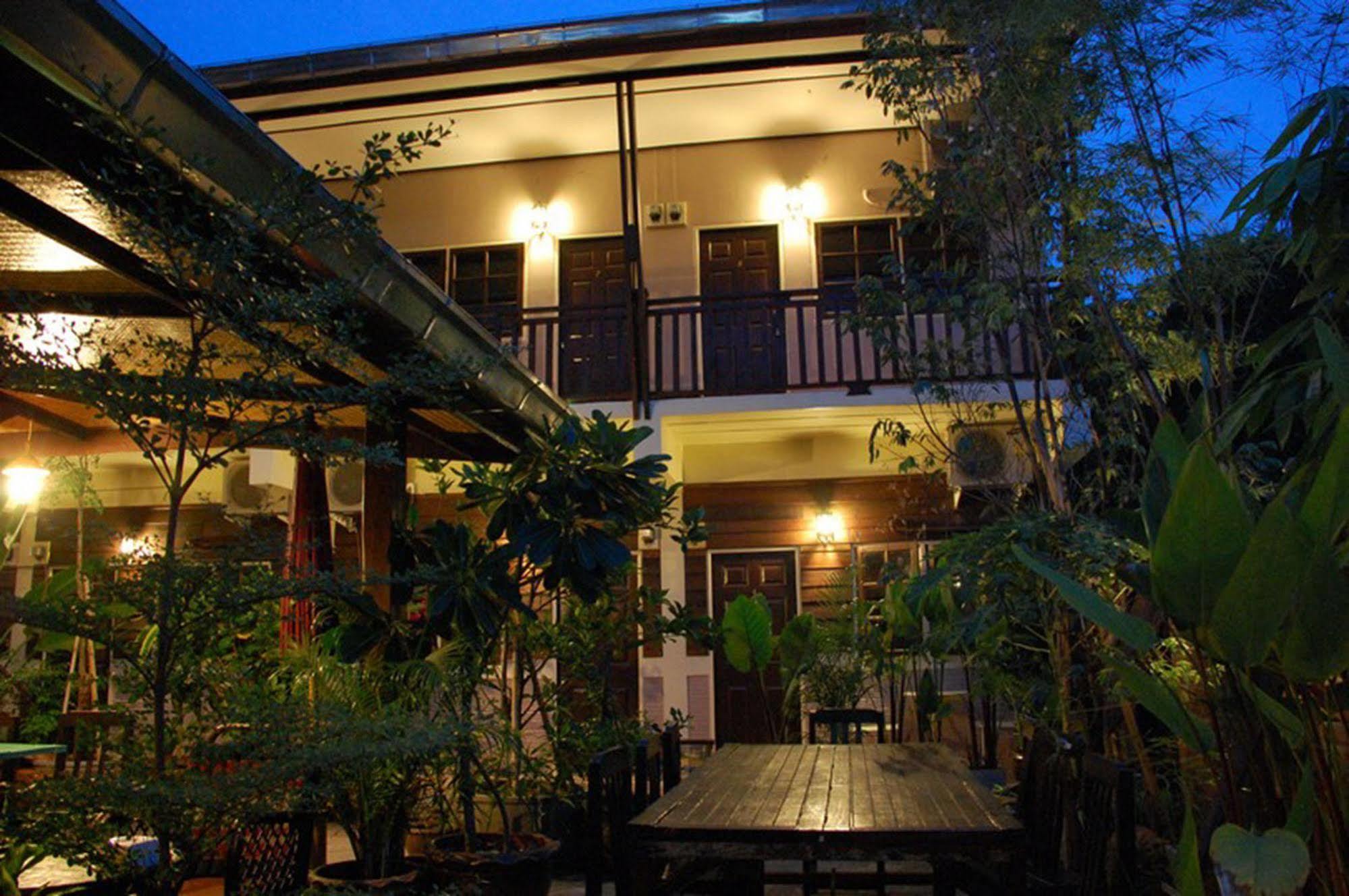 The Outside Inn Ubon Ratchathani Exterior photo